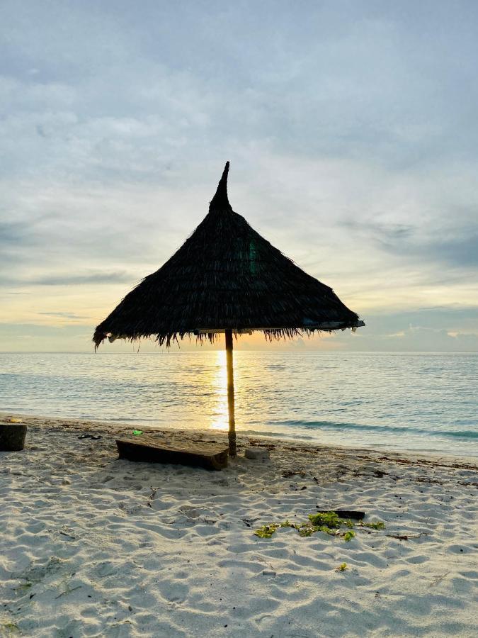 Reef Edge Thulusdhoo, Maldives Hotell Exteriör bild