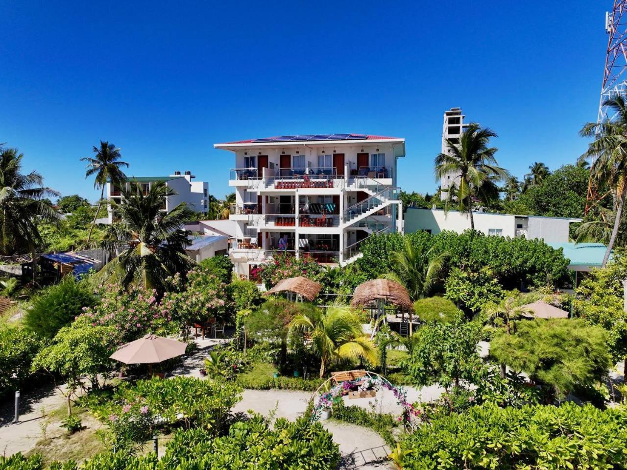 Reef Edge Thulusdhoo, Maldives Hotell Exteriör bild