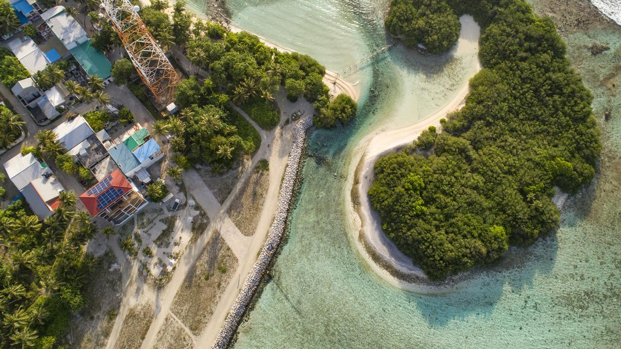 Reef Edge Thulusdhoo, Maldives Hotell Exteriör bild